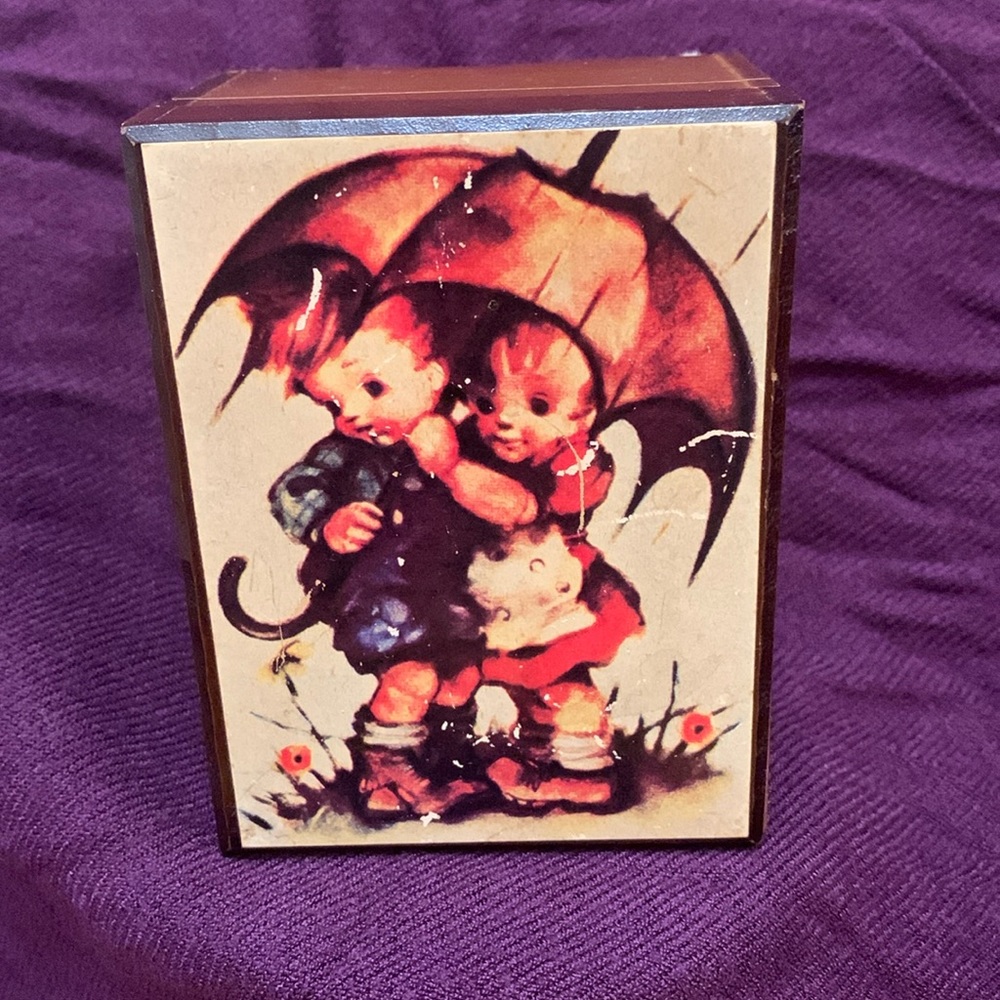 Vintage Hummel music box, “rain drops” 🎶, EUC